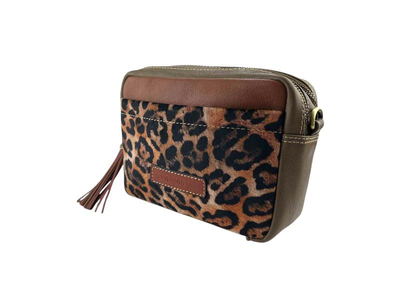 Bolso bandolera de mujer en piel legítima de la marca Caramelo en tonos marrones y textil leopardo. Logo de la marca en el exterior e interior del bolso.