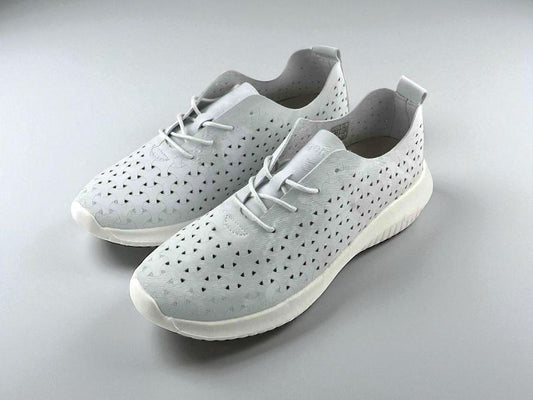Tenis de mujer ultraligeros, cómodos, antideslizantes en color blanco con microperforaciones muy transpirables.
