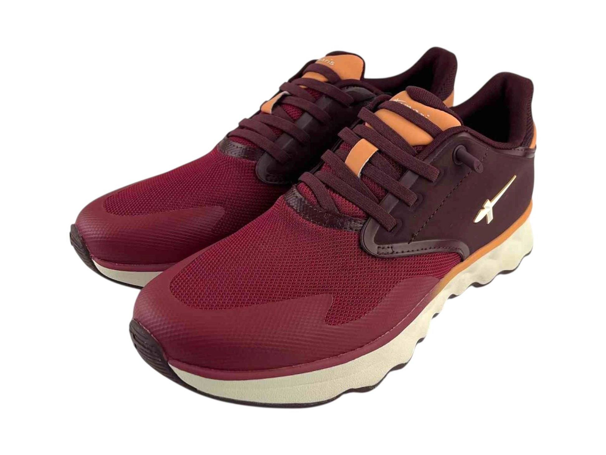 Tenis de mujer con cordones elásticos en color burdeos con logo en los laterales y en la lengüeta, muy cómodos y ligeros de la marca Tamaris.