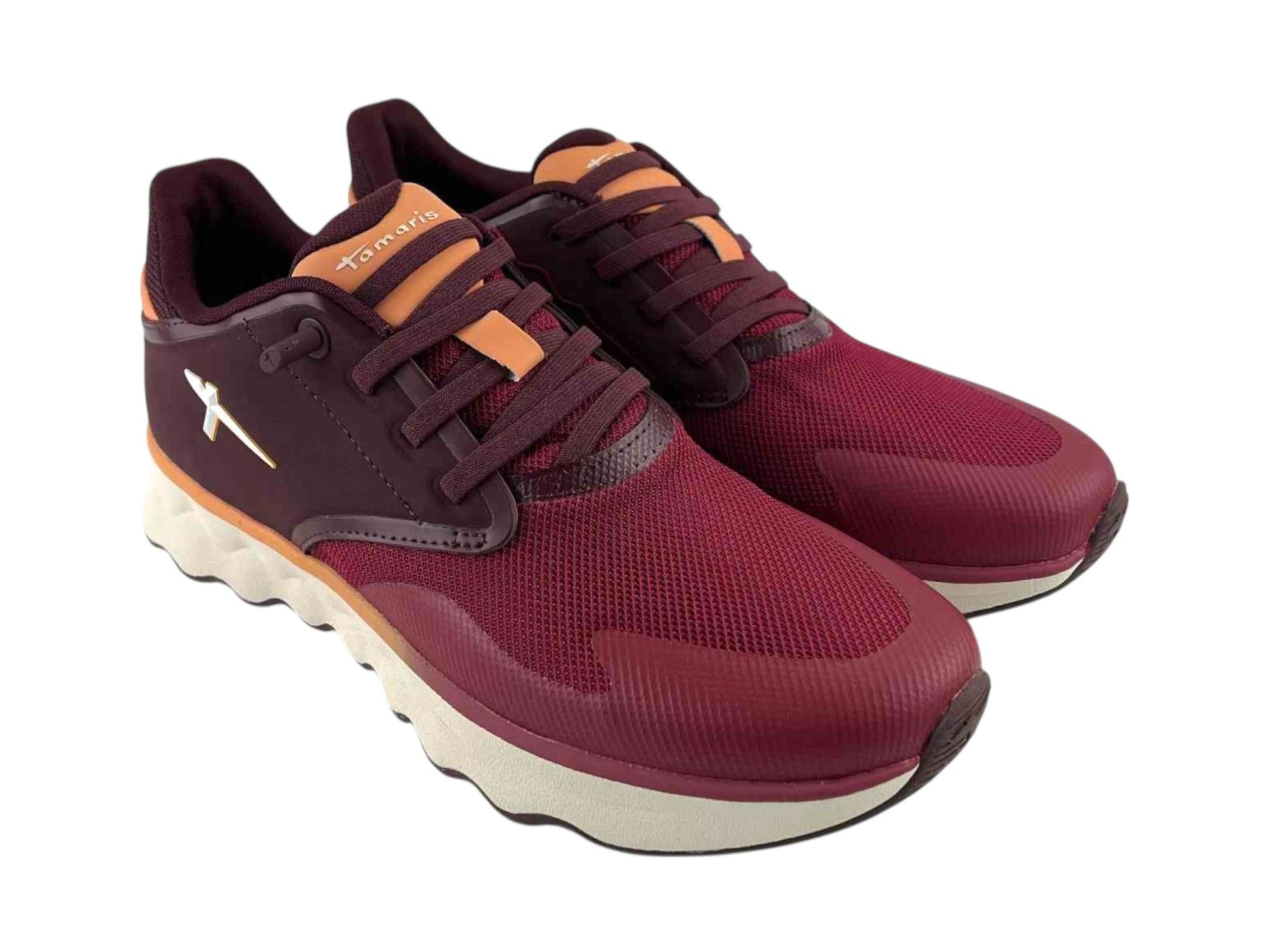 Tenis de mujer de la marca Tamaris, con malla elástica color burdeos y cordones elásticos, con logo en el lateral y marca en la lengüeta.