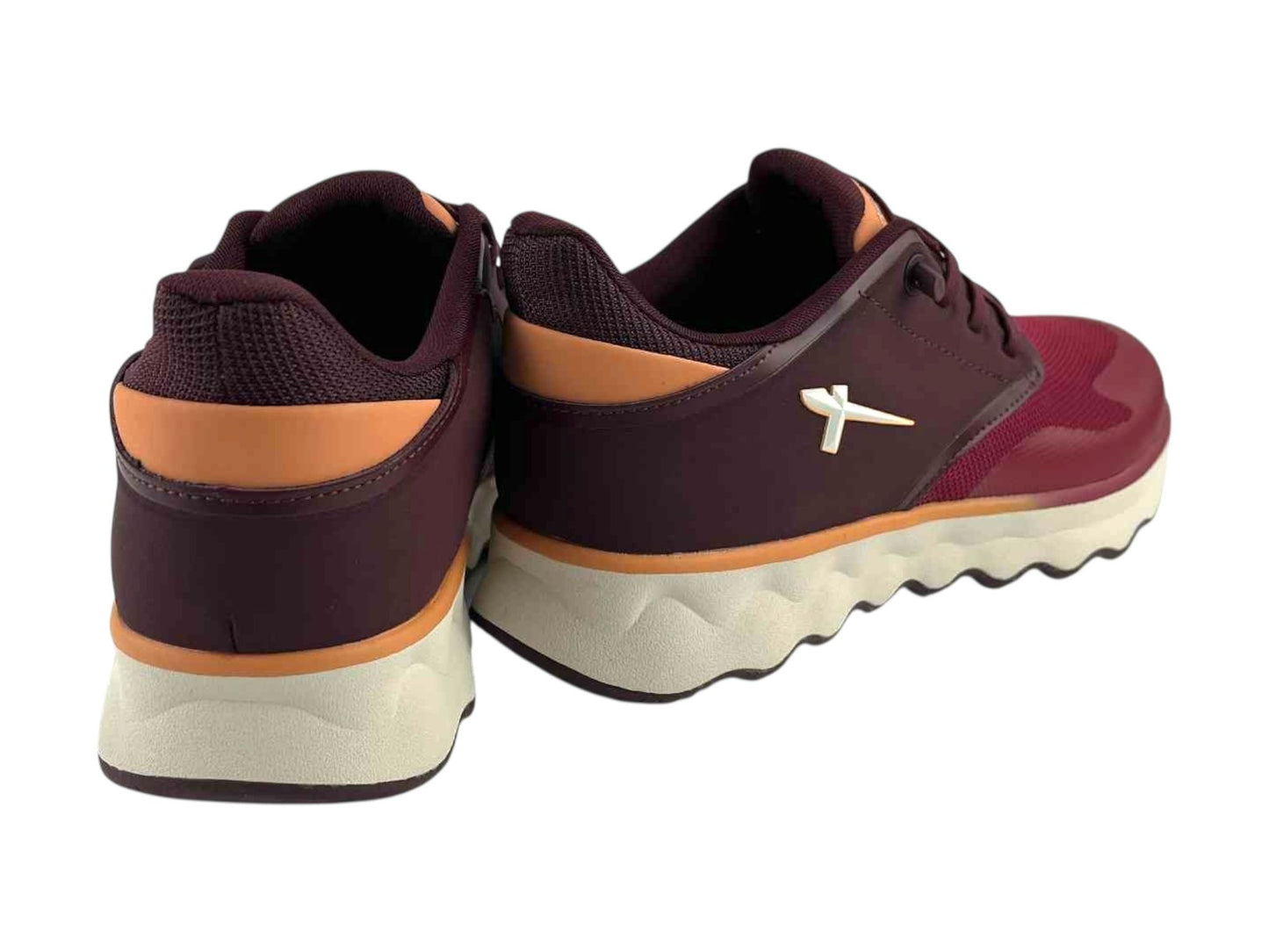 vista por la parte de atrás de unos tenis de mujer de la marca Tamaris en color burdeos y naranja con suela ligera ondulada. Logo de la marca en el lateral.