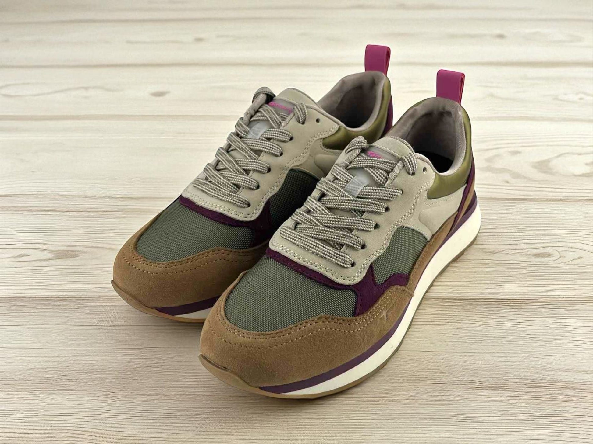 Elegantes y cómodas zapatillas deportivas estilo retro, para mujer, en combinación de colores beige, verde oliva y morado, con cordones y suela antideslizante en beige claro.