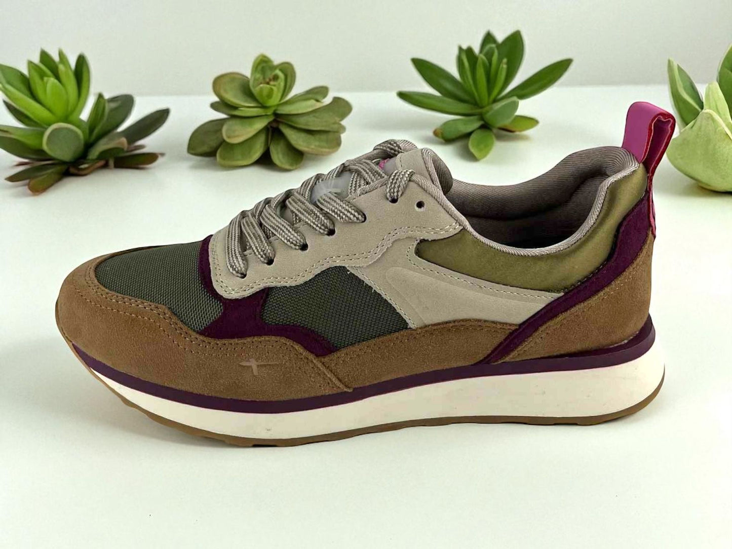 Tenis casual, estilo retro, de mujer, de la marca Tamaris, en color beige, verde oliva y morado, con  cordones en el empeine y logo en el lateral y lengüeta de la marca Tamaris.