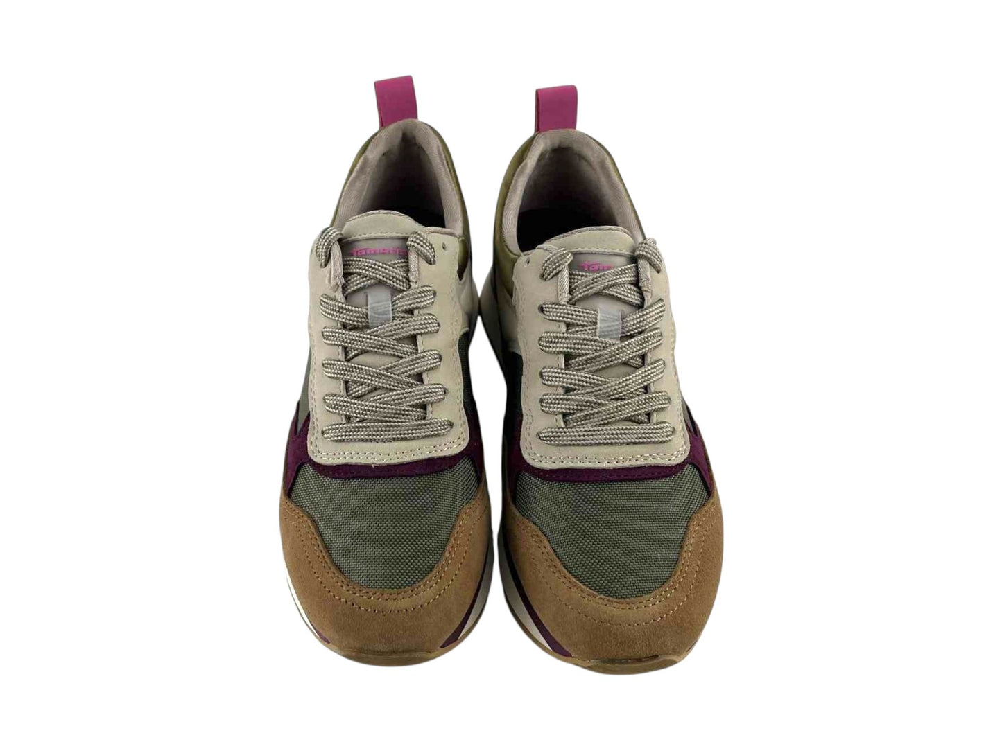 Calzado muy cómodo para mujer, tenis estilo retro de la marca Tamaris, en verde oliva y beige con detalles en morado. Con cordones en beige y logo de la marca en el empeine.