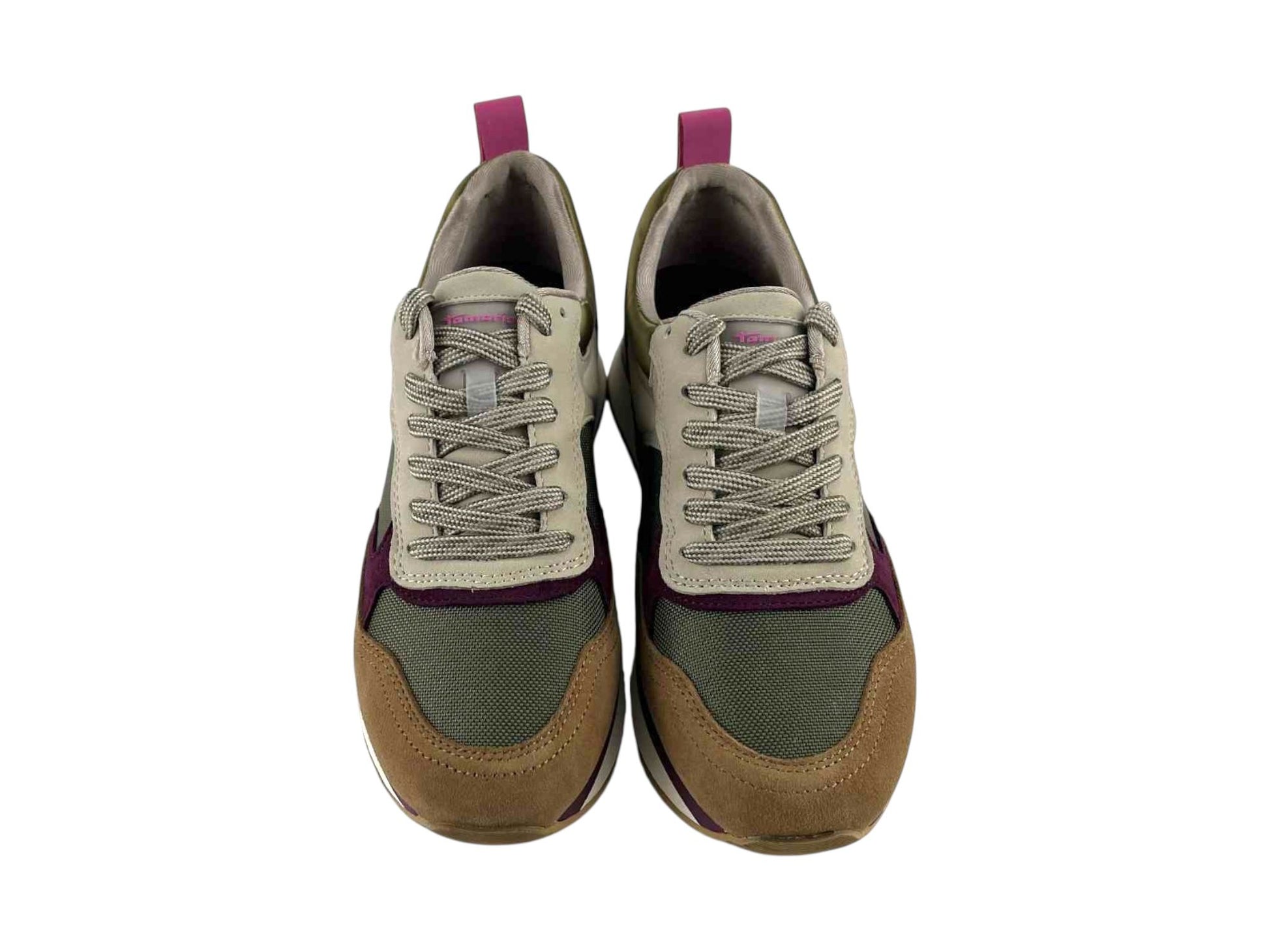 Calzado muy cómodo para mujer, tenis estilo retro de la marca Tamaris, en verde oliva y beige con detalles en morado. Con cordones en beige y logo de la marca en el empeine.