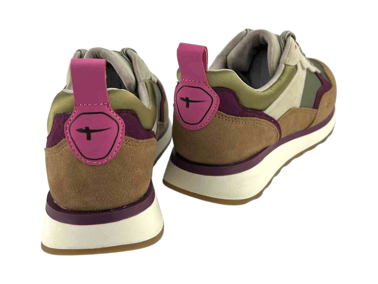 Vista por la parte de atrás de unas zapatillas estilo casual para mujer de la marca Tamaris, en beige, verde oliva y detalles en morado y fucsia en el tirador y en el logo, creando una bonita combinación de colores. 