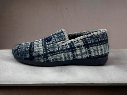 Garzón | Closed Garzón house slippers in gray and London blue plaid