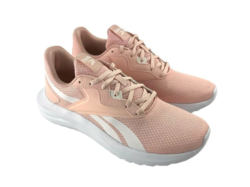 Tenis (Sneakers) deportivos de mujer, en color rosa, con dos rayas blancas  en el lateral, con cordones y suela blanca. Fondo blanco. Vista lateral derecha.