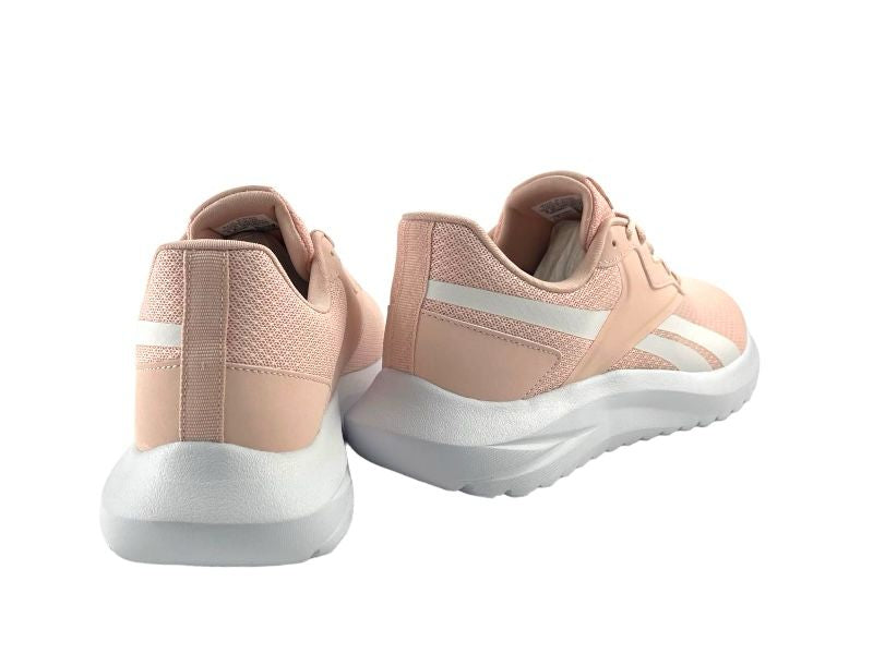 Tenis (Sneakers) deportivos de mujer, en color rosa, con dos rayas blancas  en el lateral, con cordones y suela blanca. Fondo blanco. Vista  por la parte de atrás.