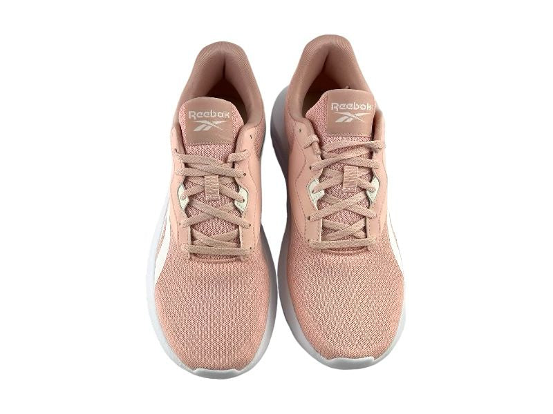 Tenis (Sneakers) deportivos de mujer, en color rosa, con dos rayas blancas  en el lateral, con cordones y suela blanca. Fondo blanco. Vista frontal.