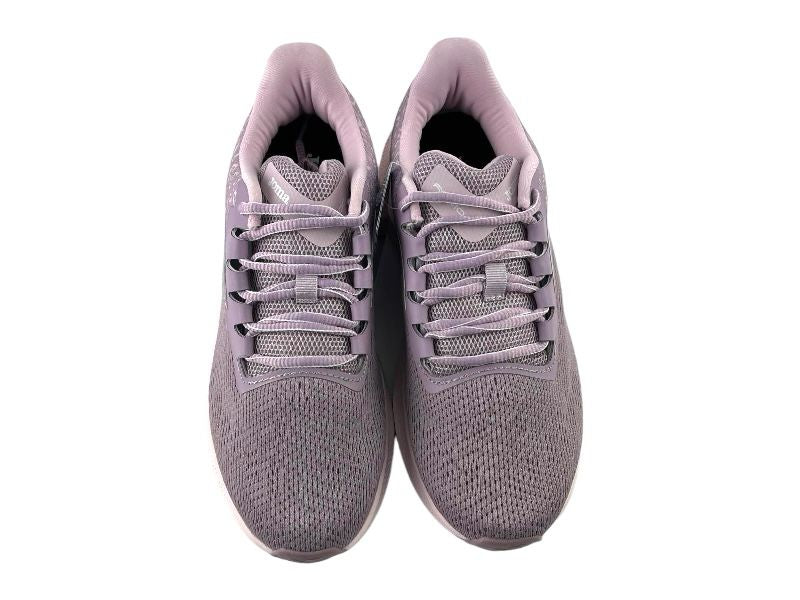 Sneakers de mujer con cordones, color lila, con logo de la marca en la lengüeta blanca. Fondo blanco. Vista frontal de los sneakers.