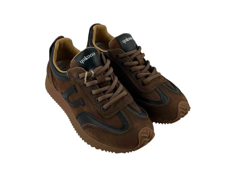 Zapatillas para mujer de la marca española Yokono, en piel ante color marrón y detalles en negro, cordones y suela dentada a tono.  Zapatillas muy cómodas de estilo retro running vintage. 