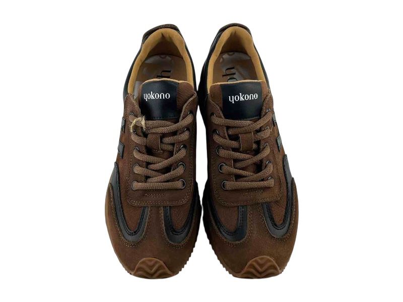 Zapatillas en color marrón de la marca española Yokono, en piel marrón y detalles en negro, para mujer, muy cómodas, con cordones, logo de la marca en las lengüetas y estilo retro running vintage muy de tendencia.