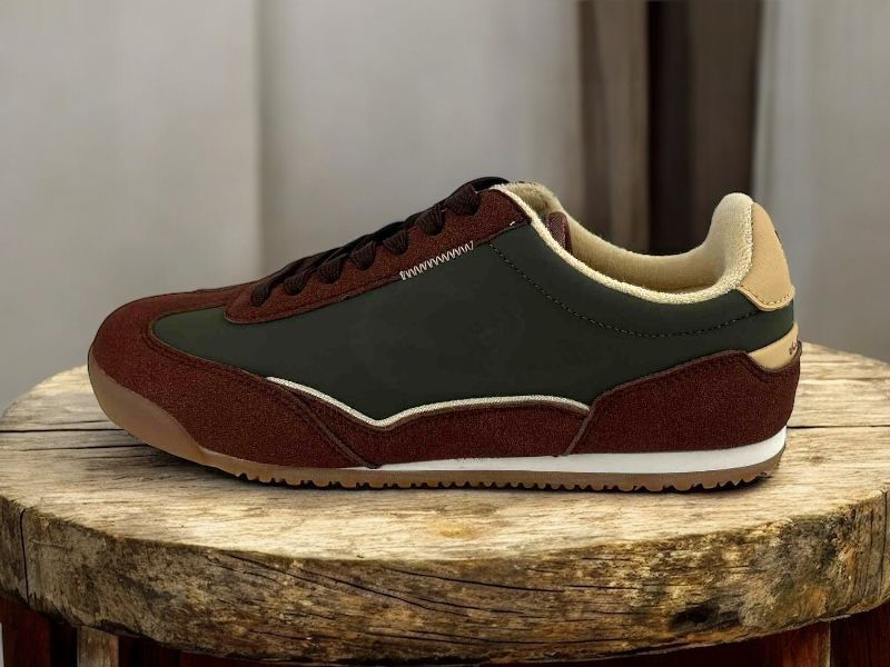 Zapatillas de mujer, estilo urbano retro sport, de la marca Pepe Moll, en bicolor verde  burdeos, con cordones y suela dentada antideslizante. Sneakers que combinan con cualquier outfit.