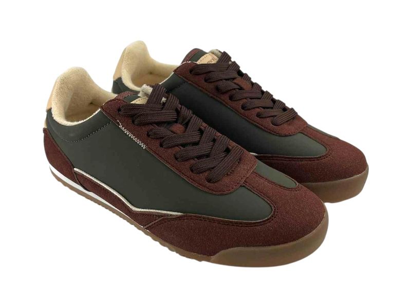 Sneakers para mujer, de la marca española Pepe Moll, estilo retro sport, en burdeos y verdes, con cordones marrones, suela de goma, estilo retro, y detalles en beige en forro y laterales. Logo de la marca en la lengüeta y en el talón.
