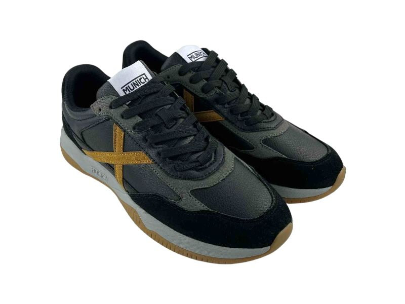 Sneakers de hombre estilo retro running, para hombre, con logo de la marca en color ocre, cordones y suela gris y caramelo.