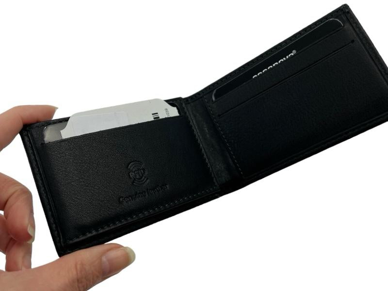Foto de una cartera negra abierta con sistema RFID. 