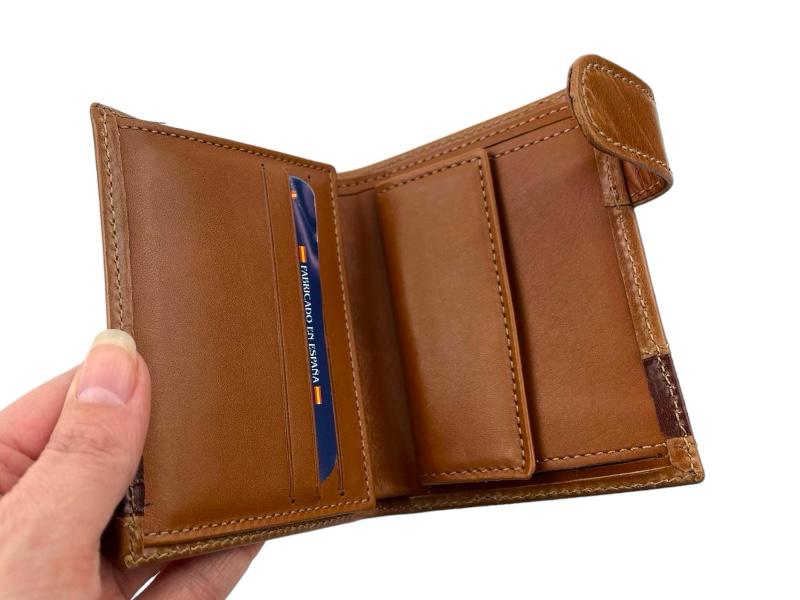 Foto de cartera abierta con monedero y tarjetero sobre fondo blanco.