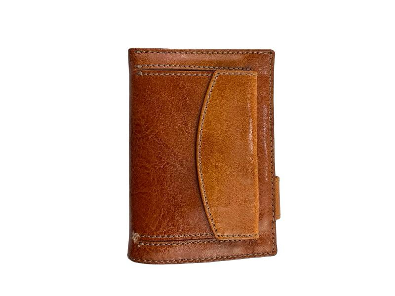 Foto de monedero en la parte de atrás de una cartera de hombre, cartera color avellana. Fondo blanco.