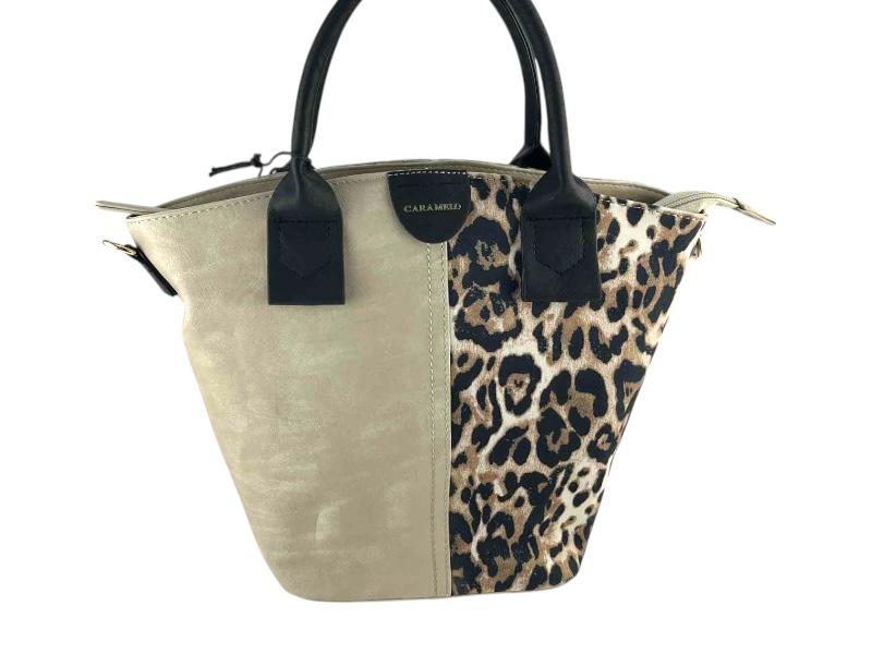 Bolso elegante y de moda, de mujer de la marca Caramelo en animal print y beige, ligero, con asas, y logo de la marca en el lateral y en los tiradores.