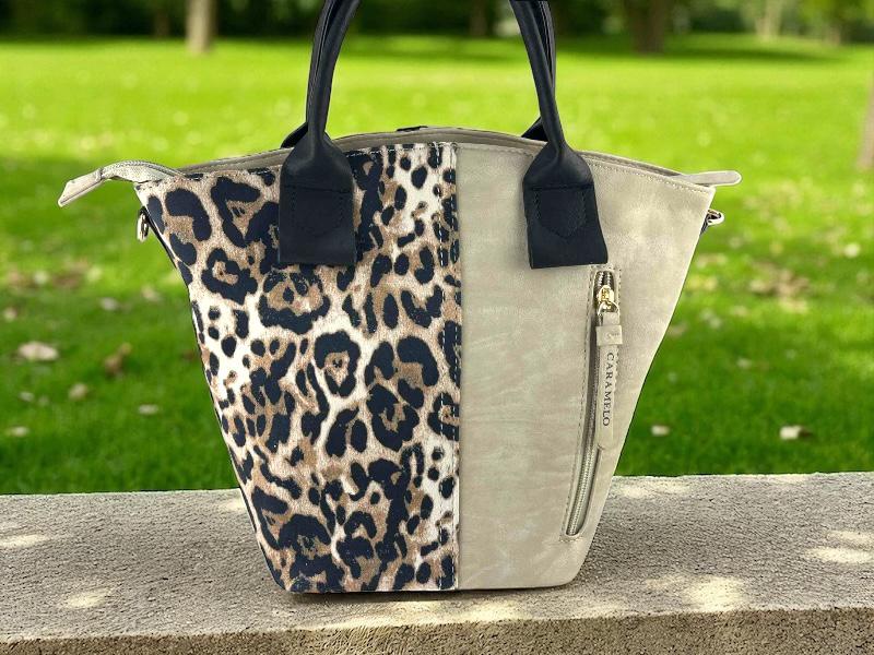 Bolso de moda de la marca Caramelo, en dos caras, con print animal  leopardo y beige, asas en negro y tiradores de la marca Caramelo.