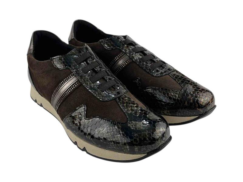 Sneakers casuales de mujer, en piel ante y print animal en color marrón. Muy cómodos y fáciles de combinar con cualquier estilo.