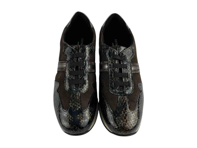 Sneakers de mujer en piel ante y print animal serpiente en tonos marrón, cierre por elásticos y suela de goma en color beige.