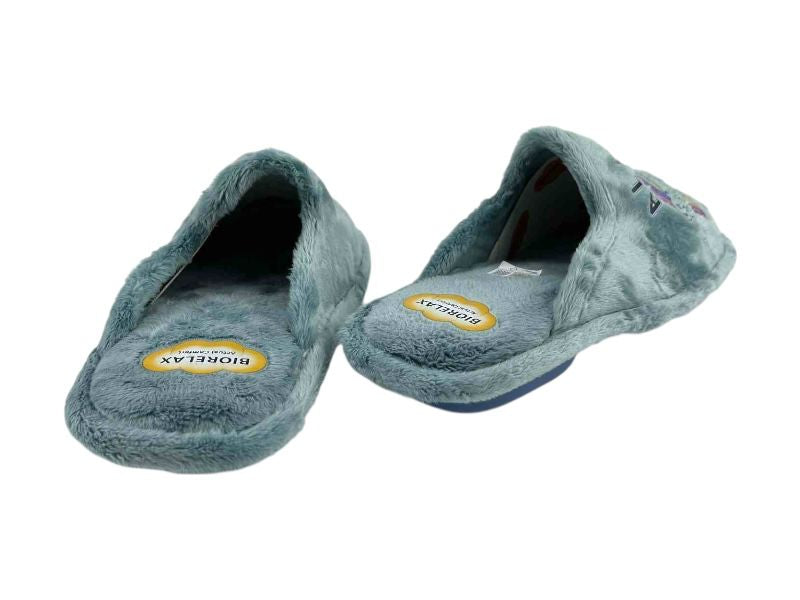 Vista por la parte de atrás de unas zapatillas descalzas de mujer en paño azul muy cómodas y con suela antideslizante.