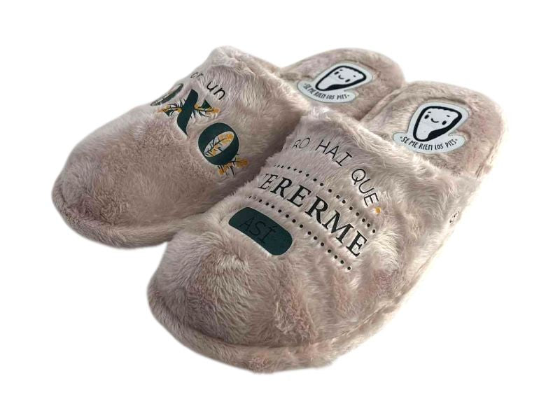 Zapatillas de casa para mujer de la marca española Se me ríen los pies muy cómodas y ligeras en color rosa con eslogan divertido Son un toxo pero hai que quereme asi, ideales para los días más fríos.