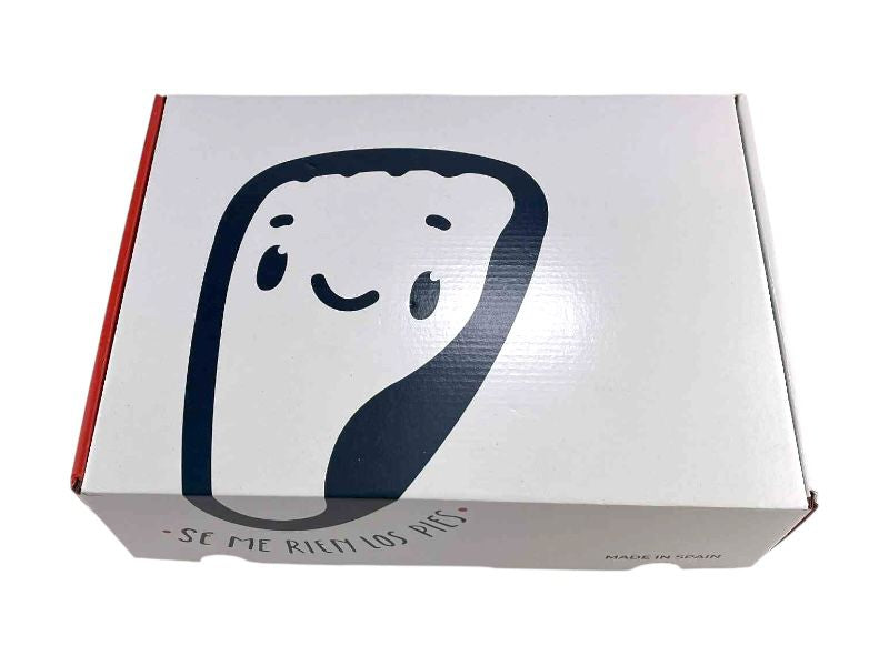 Caja de pantuflas de la marca española Se me ríen los pies, con logo en fondo blanco y logo en azul.