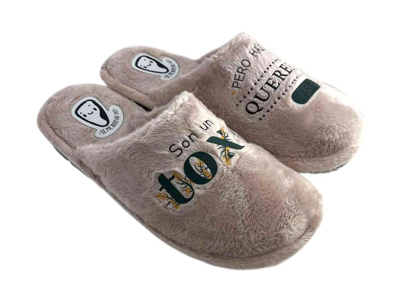 Divertidas y cómodas pantuflas rosas, descalzas de la marca española Se me ríen los pies, con eslogan divertido Son un toxo pero hai que quererme así.