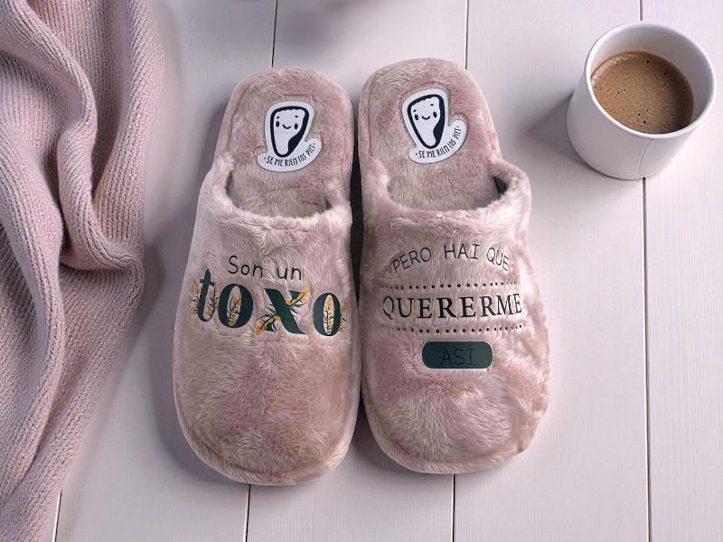 Pantuflas de la marca española Se me ríen los pies descalzas, mujer de color rosa, realizadas en  paño suave de invierno, con frase divertida Son un toxo pero hai que quererme así.