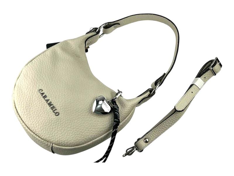Bolso de media luna en color beige, en piel legítima, muy cómodo y elegante, de estilo clásico, con llavero extraíble y doble correa. Bolso ideal para cualquier look.