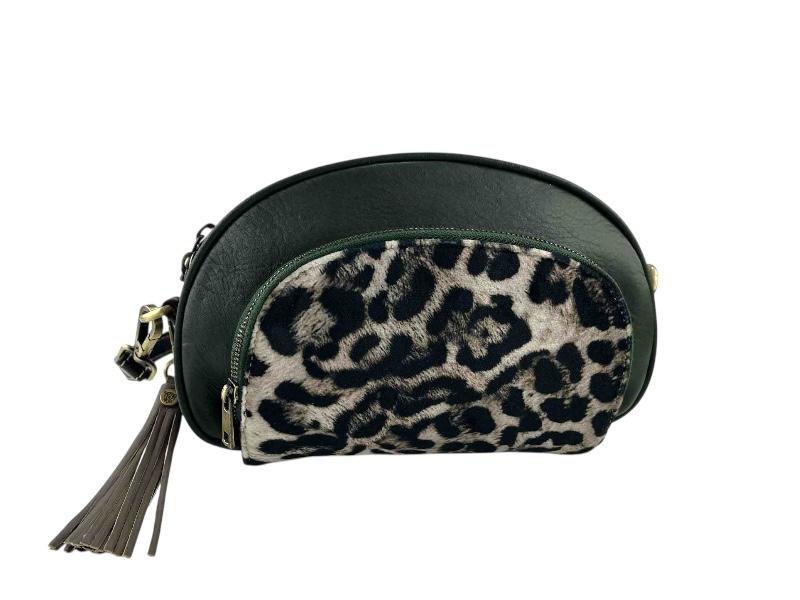 Bolso de mujer de la marca Caramelo con fondo verde y animal print, realizado en piel legítima, ligero, elegante y cómodo.