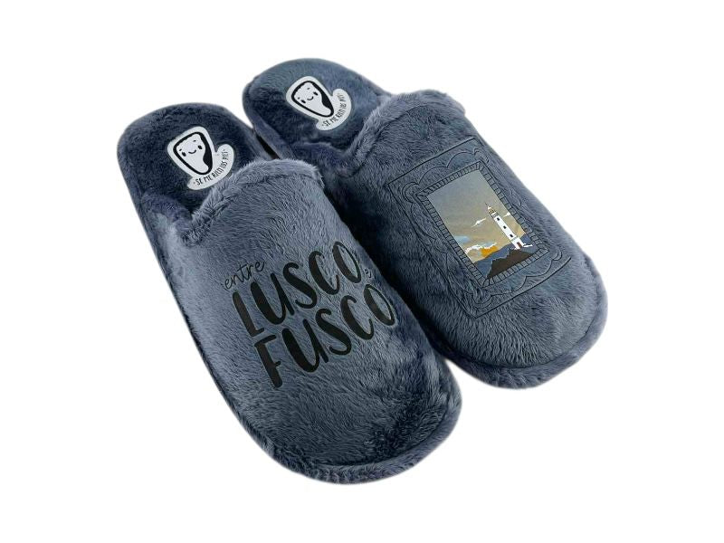 Zapatillas de hombre de la marca española Se me ríen los pies, en textil gris azulado, con eslogan lusco fusco y faro. Pantufalas muy cómodas y ligeras.