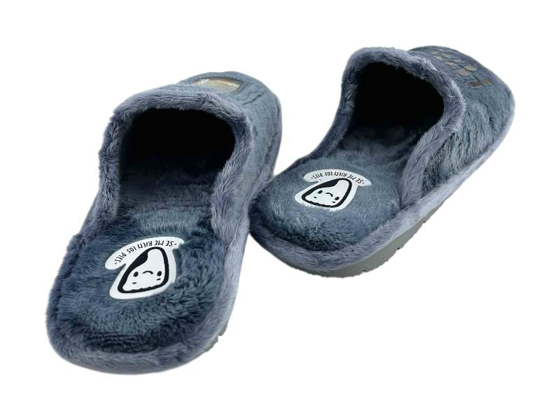 Zapatillas descalzas para hombre, de la marca española Se me ríen los pies. Paño suave de alta calidad, ligeras y muy cómodas. Pantuflas en color gris azulado.