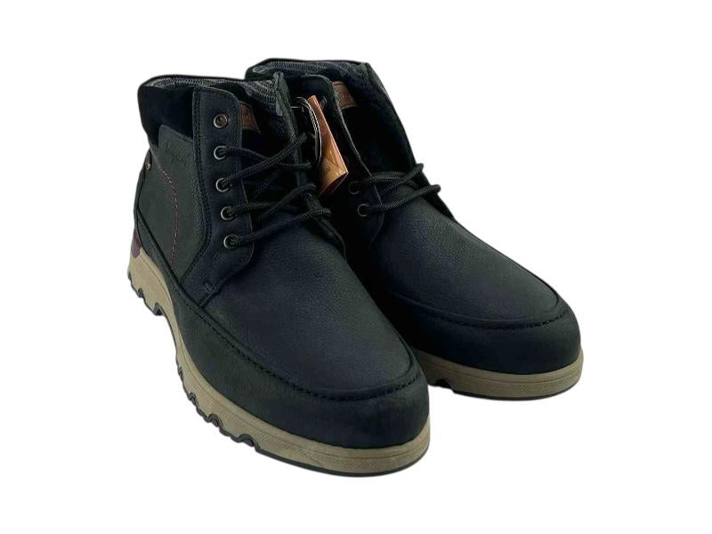 Botas de hombre de la marca española Clayan, con cordones, realizada en piel legítima color negro, y suela beige de goma antideslizante.