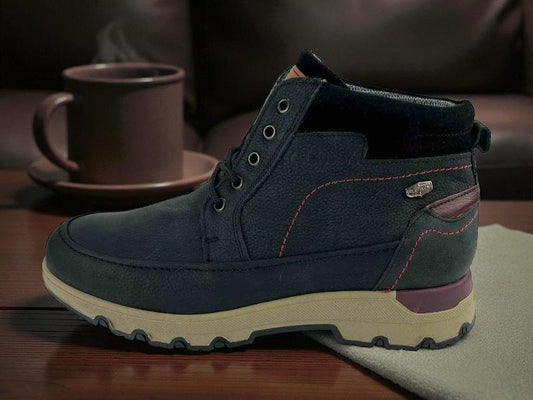 Botas negras de hombre de la marca española Clayan en piel y material Tex muy cómodas , con cordones, suela beige y detalles en pespuntes en lila.