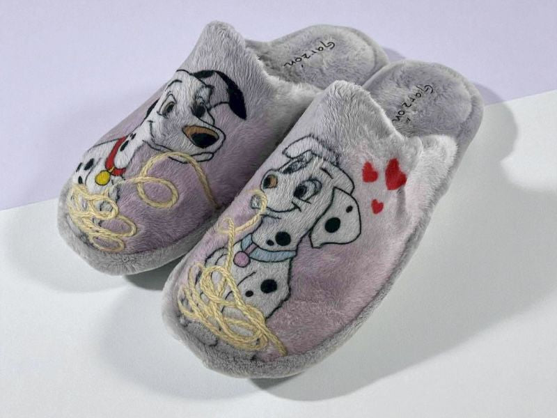Pantuflas descalzas de la marca Garzón, en color gris claro con divertido estampado de dámatas enamorados, paño muy suave y confortable.