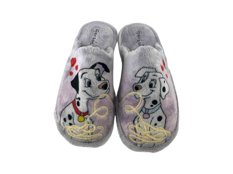 Zapatillas de casa descalzas divertidas de la marca española Garzón, realizadas en paño suave y goma eva ligera, en color gris perla con un estampado de dálmatas enamorados.
