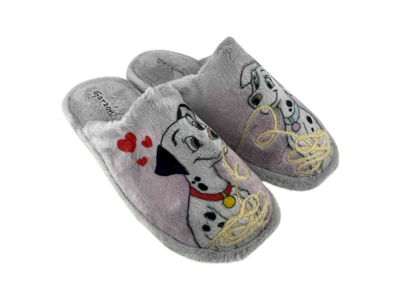 Pantuflas descalzas de mujer, de la marca española Garzón, con paño suave y suela de goma eva, ideales para estar por casa. Diseño de dálmatas  enamorados, ideales para regalar.