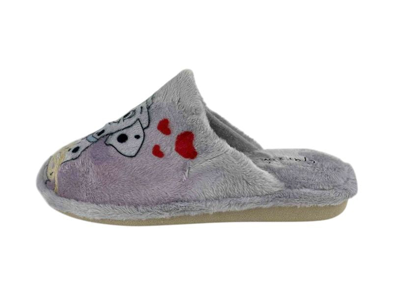 Pantufla de casa, de mujer, de la marca española Garzón, ideal para regalar o para quién busca máxima comodidad. Realizada en paño suave con diseño de dálmatas enamorados y suela ligera goma eva.