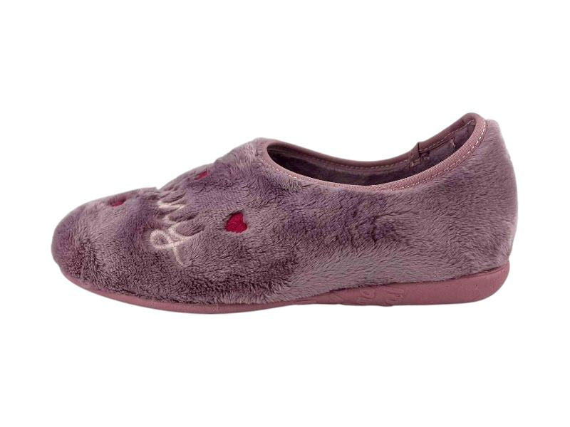 Zapatilla de casa cerrada de mujer en paño grueso color rosa. Bordada en blanco y corazones rojos, con suela antideslizante de goma.