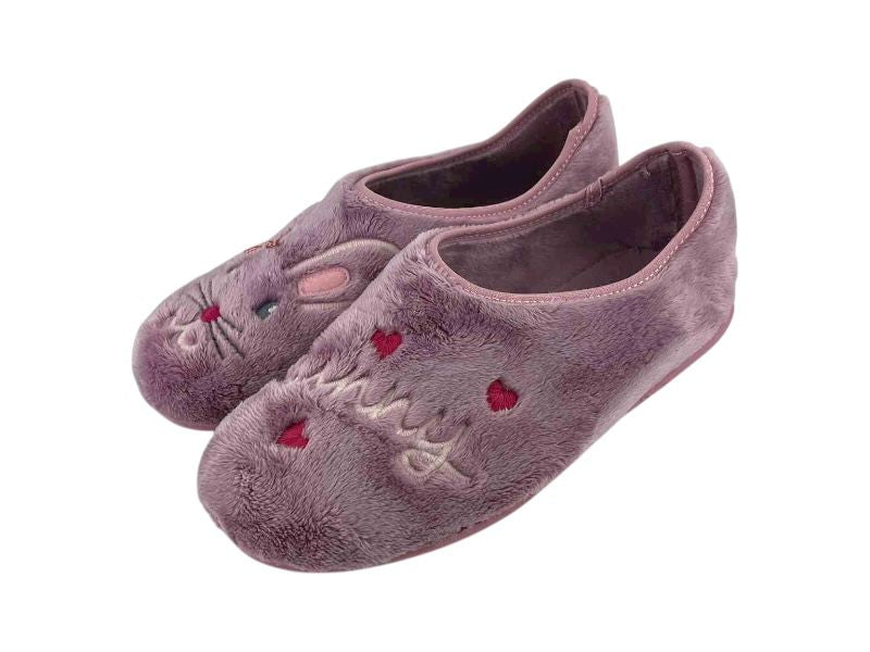 Pantuflas cerradas de mujer, de la marca Vulladi con detalles de conejita bordados en el paño color rosa.