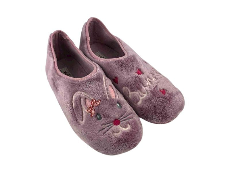 Zapatillas de casa cerradas, de la marca Vulladi, en color rosa, con paño suave bordado, en forma de conejita con lazo de cuadros vichi.