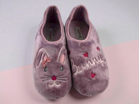 Pantuflas de mujer, cerradas en color rosa con bordado de conejita y lazo. Muy cómodas, divertidas y con tacto suave.
