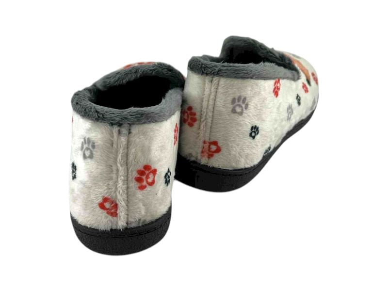 Vista por la parte de atrás de unas zapatillas cerradas para mujer de la marca española Plumaflex, con paño de gran calidad y suela de goma antideslizante.