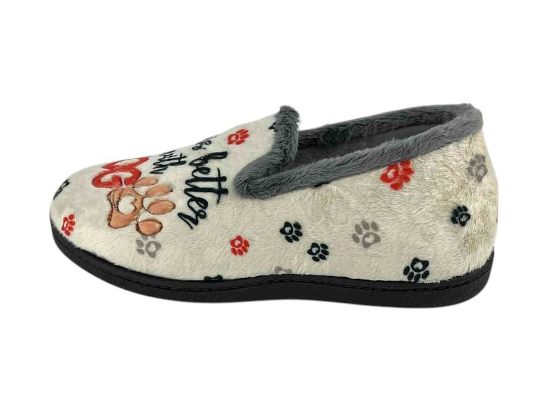 Zapatillas de casa cerradas para mujer, de la marca Plumaflex, con detalles de huellas y perro salchica muy divertidas.Suela de goma negra antideslizane.