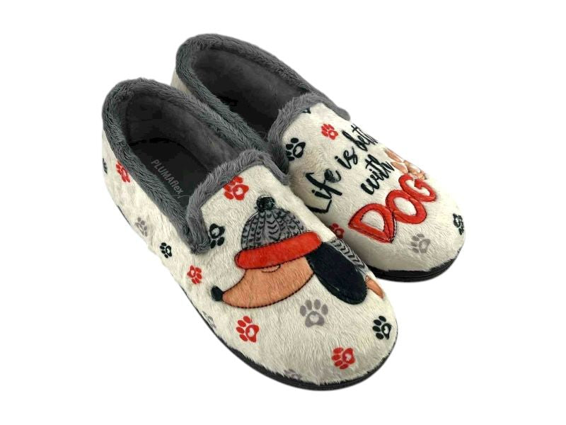 Pantuflas de mujer de la marca Plumaflex en color beige, paño suave y eslogan La vida es mejor con perro. Ideales para regalar o para estar en casa muy cómodas.