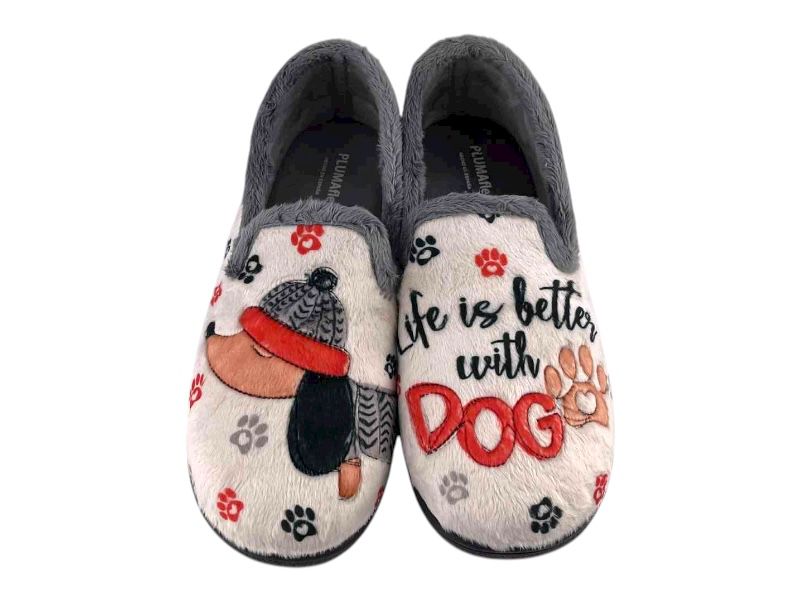 Pantuflas para mujer de la marca Plumaflex con dibujo bordado de perro salchicha sobre fondo beige y detalles de huellas en negro y rojo.